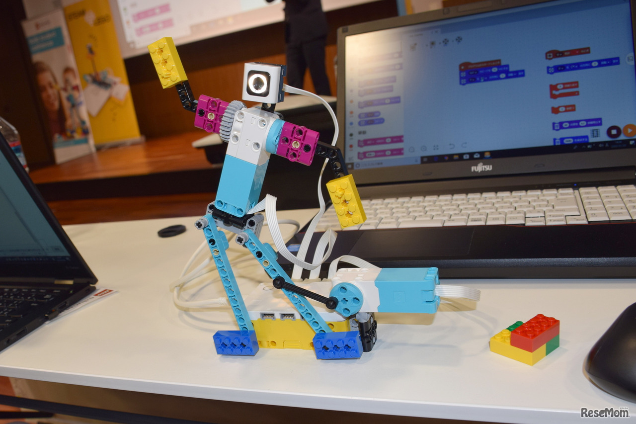 腕を回したり光ったり。ロボットの動きをすぐに確認できるので、子どもたちは短時間に集中して楽しく学ぶことができる