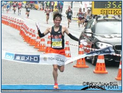 2019年招待した高校生のフィニッシュのようす　(c) 東京マラソン財団