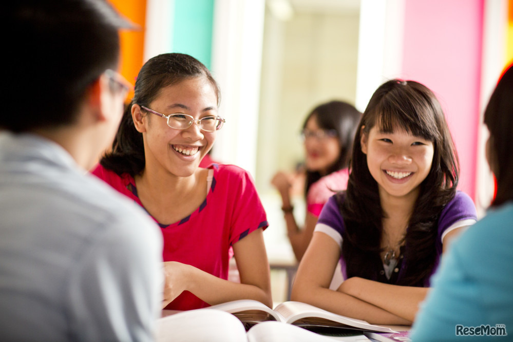 学校とは異なるクラスメイトとのグループワークもSecondary Plusの人気のひとつ　(c)Mat Wright