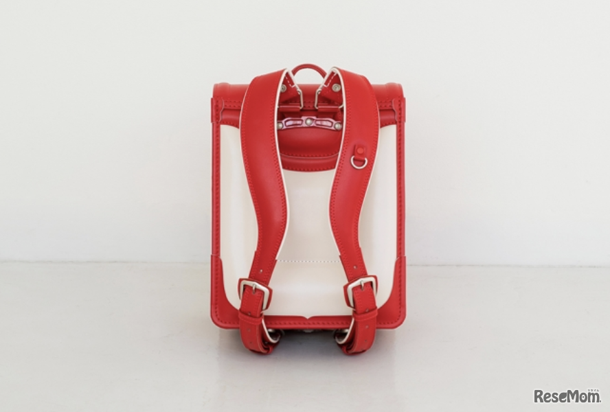 快適な背負い心地を支える「立ち上がり背カン」