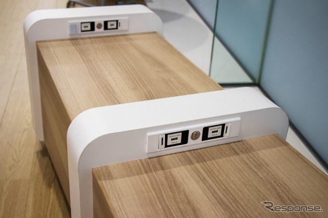 「チャージングベンチ」のUSBポート。肘掛け1つにつき2口設置される。