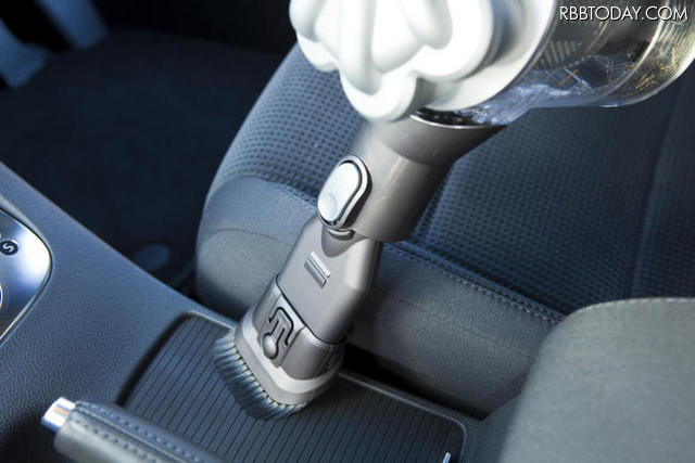 本体に標準で付属するコンビネーションノズルは、フロアやウレタン材など幅広い箇所で活躍する。 （※写真で使用しているハンディクリーナーはDC31 モーターヘッド シルバーとなります） 本体に標準で付属するコンビネーションノズルは、フロアやウレタン材など幅広い箇所で活躍する。 （※写真で使用しているハンディクリーナーはDC31 モーターヘッド シルバーとなります）