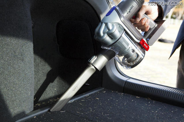 隙間ツールを使えば狭いところのゴミもぐんぐん取れる（※写真で使用しているハンディクリーナーはDC31 モーターヘッド シルバーとなります） 隙間ツールを使えば狭いところのゴミもぐんぐん取れる（※写真で使用しているハンディクリーナーはDC31 モーターヘッド シルバーとなります）