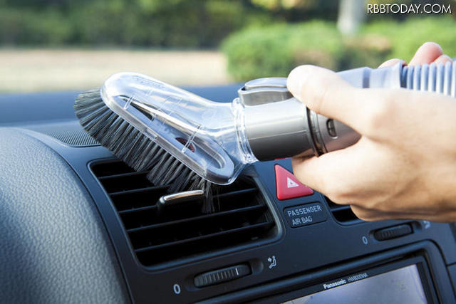 傷が怖いけどホコリがたまりやすいエアコンの吹き出し口周辺はソフトブラシと延長ホースで。 （※写真で使用しているハンディクリーナーはDC31 モーターヘッド シルバーとなります） 傷が怖いけどホコリがたまりやすいエアコンの吹き出し口周辺はソフトブラシと延長ホースで。 （※写真で使用しているハンディクリーナーはDC31 モーターヘッド シルバーとなります）