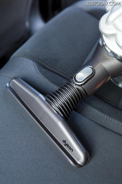 シートの座面のような平板でソフトな部分にはフトンツールが最適（※写真で使用しているハンディクリーナーはDC31 モーターヘッド シルバーとなります） シートの座面のような平板でソフトな部分にはフトンツールが最適（※写真で使用しているハンディクリーナーはDC31 モーターヘッド シルバーとなります）