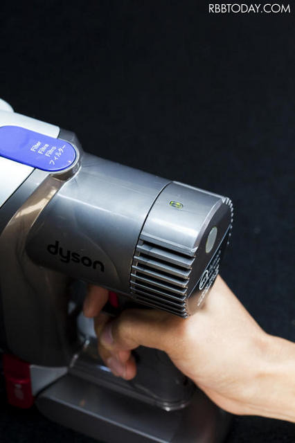 背面のパワースイッチを押せばさらに吸引力が増す「強」モードに（※写真で使用しているハンディクリーナーはDC31 モーターヘッド シルバーとなります） 背面のパワースイッチを押せばさらに吸引力が増す「強」モードに（※写真で使用しているハンディクリーナーはDC31 モーターヘッド シルバーとなります）