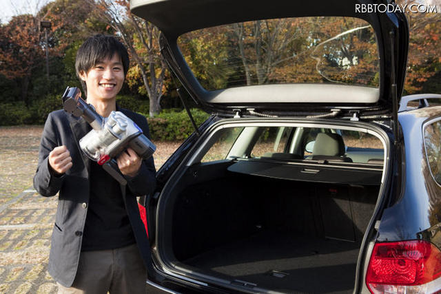 こいつのおかげでこんなにキレイに！　編集部員Nも心の底から嬉しそう （※写真で使用しているハンディクリーナーはDC31 モーターヘッド シルバーとなります） こいつのおかげでこんなにキレイに！　編集部員Nも心の底から嬉しそう （※写真で使用しているハンディクリーナーはDC31 モーターヘッド シルバーとなります）