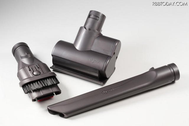 DC31 モーターヘッドに標準付属するノズル。左から、コンビネーションノズル、クリーナーヘッド（モーターヘッド）、隙間ツール DC31 モーターヘッドに標準付属するノズル。左から、コンビネーションノズル、クリーナーヘッド（モーターヘッド）、隙間ツール