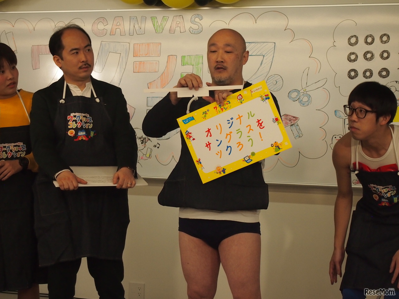 くまだまさしは「オリジナルサングラスをツクろう！」で、参加者と一緒に工作キットを使ったオリジナルサングラスづくりを行う