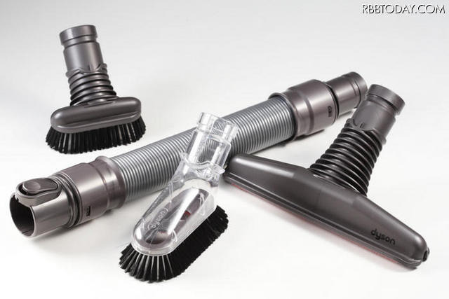 ツールキットに同梱されるノズル/ホース。ソフトブラシ、ハードブラシ、フトンツール、そして延長ホースの4つだ ツールキットに同梱されるノズル/ホース。ソフトブラシ、ハードブラシ、フトンツール、そして延長ホースの4つだ