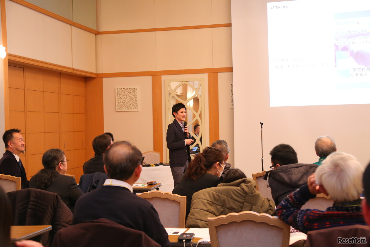 「家族三世代で楽しめるTikTokセミナー～世代を超えていっしょにTikTok！シニアも中高生親子も三世代いっしょに繋がろう～」のようす