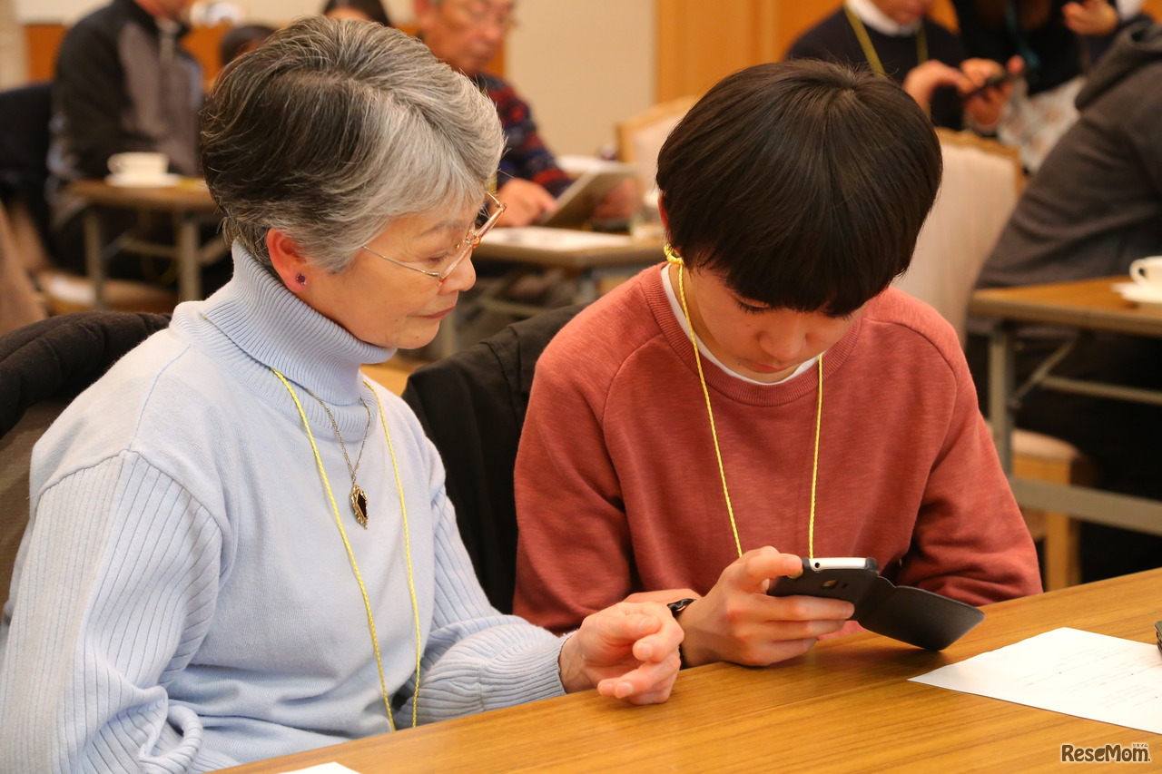 「家族三世代で楽しめるTikTokセミナー～世代を超えていっしょにTikTok！シニアも中高生親子も三世代いっしょに繋がろう～」のようす