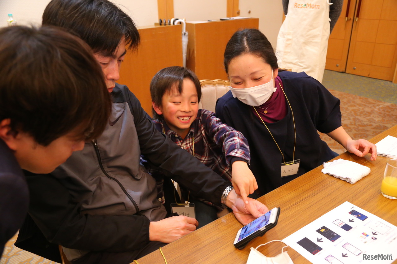 「家族三世代で楽しめるTikTokセミナー～世代を超えていっしょにTikTok！シニアも中高生親子も三世代いっしょに繋がろう～」のようす