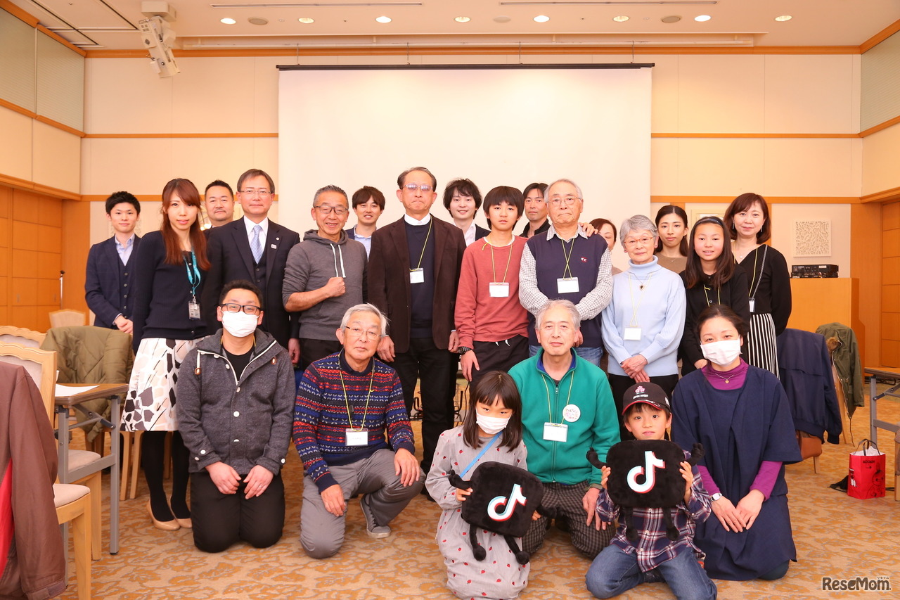 「家族三世代で楽しめるTikTokセミナー～世代を超えていっしょにTikTok！シニアも中高生親子も三世代いっしょに繋がろう～」のようす