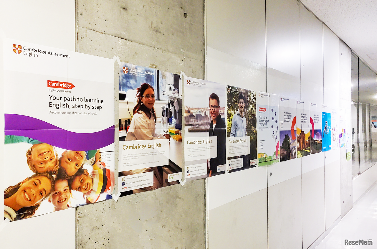 工学院大学附属中学校・高等学校の廊下にはCambridge Assessmentのポスターがずらり。インストラクショナルデザインによって子どもたちの学習意欲が高まる
