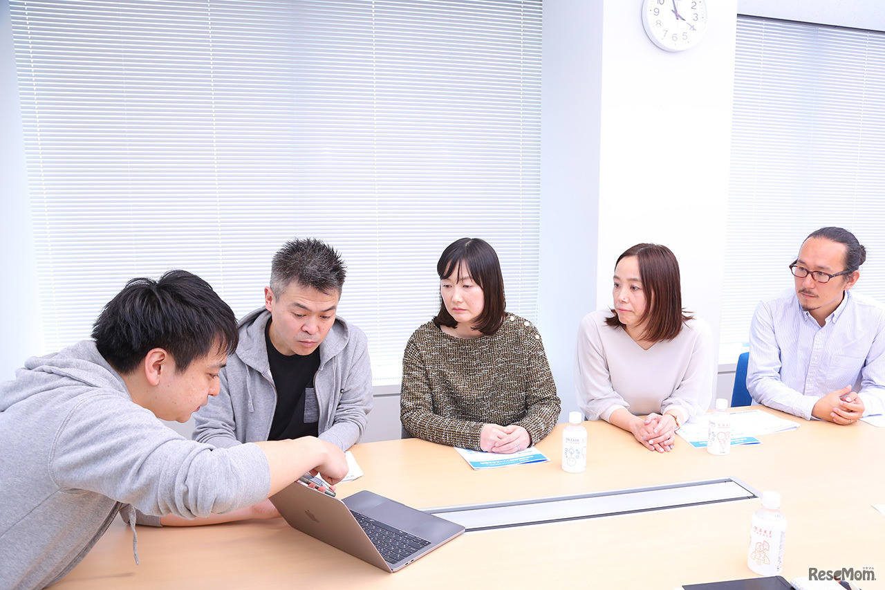 宮尾さんから「Classi欠席連絡」の説明を受ける座談会出席者