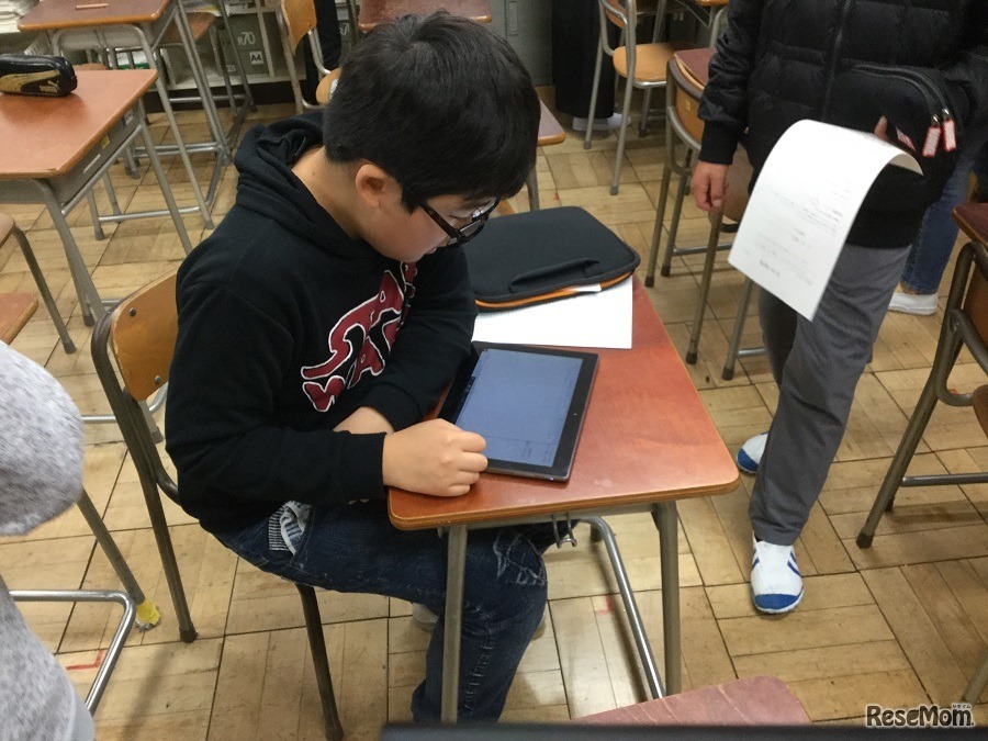 説明会後、早速自分でログインする児童