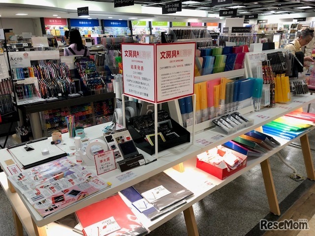 2019年銀座 伊東屋で入賞商品が展示・販売されたようす