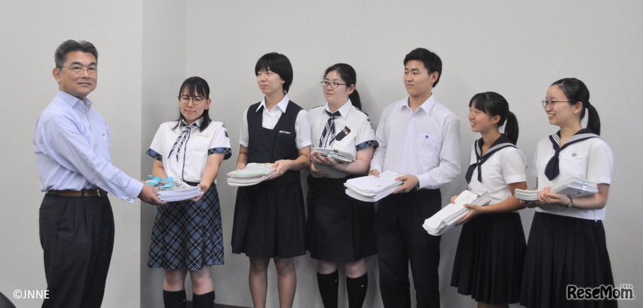 外務省のNGO担当大使に全国から集まった「首相・外務大臣への手紙」を渡す中高生たち（2019年8月）　(c) JNNE