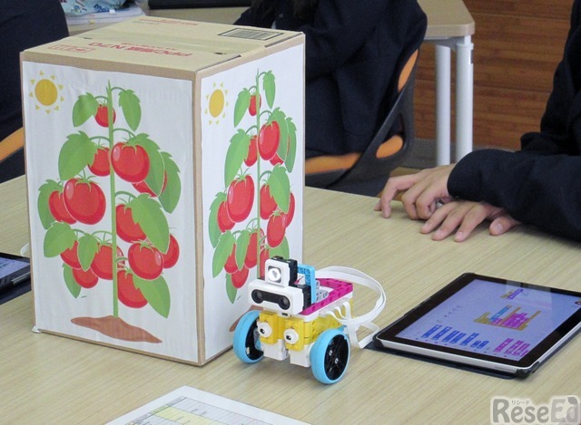 「ミニトマトの収穫作業の自動化」がテーマ。机の中央にある箱をミニトマトとして実習は進む