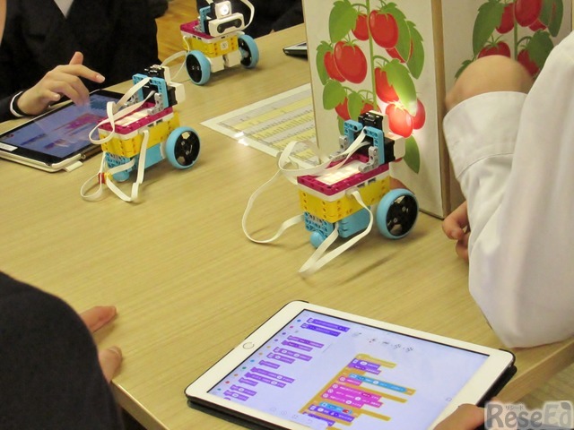 グループごとにプログラミングを修正しながらロボットの動きを検証していく