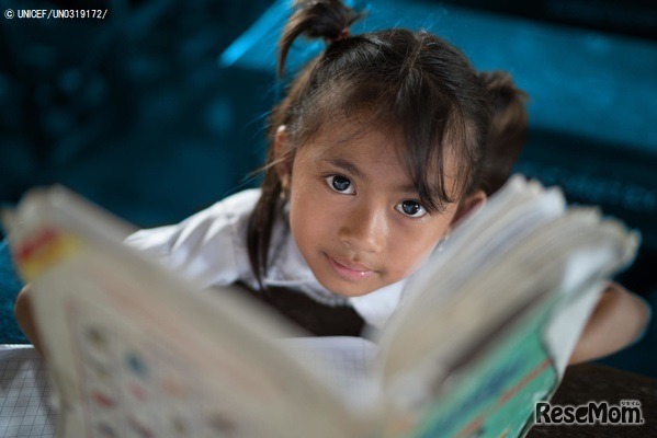 小学校で本を読むカンボジアの女の子　(c) UNICEF_UN0319172_