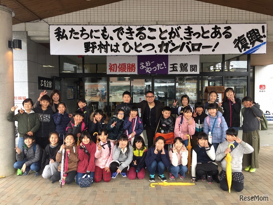 アカペラを通じたワークショップやイベントのようす（愛媛県西予市野村小学校にて）