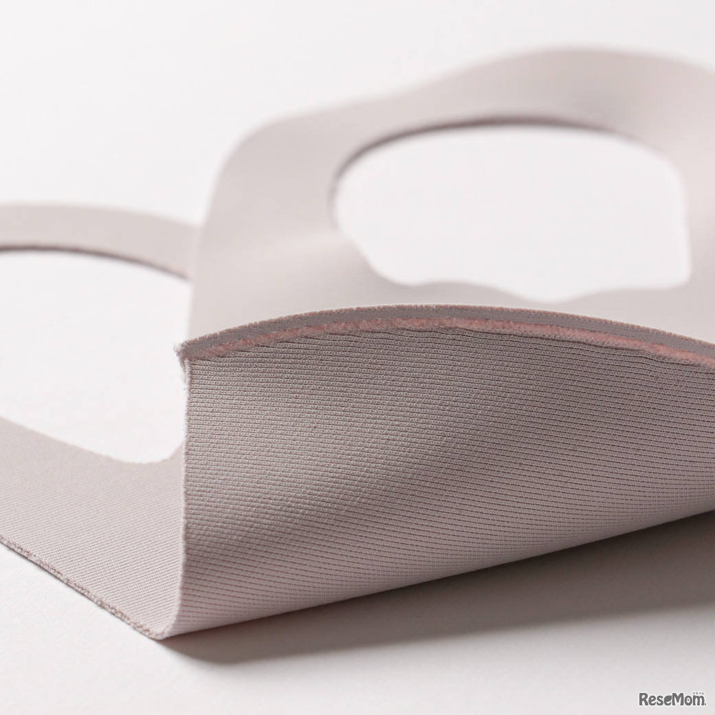 伸縮性に富んだ素材のため、耳にかけた際も痛くなりにくい