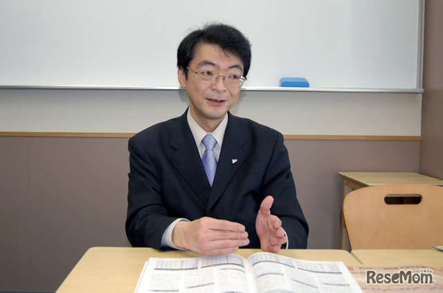 栄光ゼミナール 広報室 進学情報担当 課長 山中亨 氏。教室にて