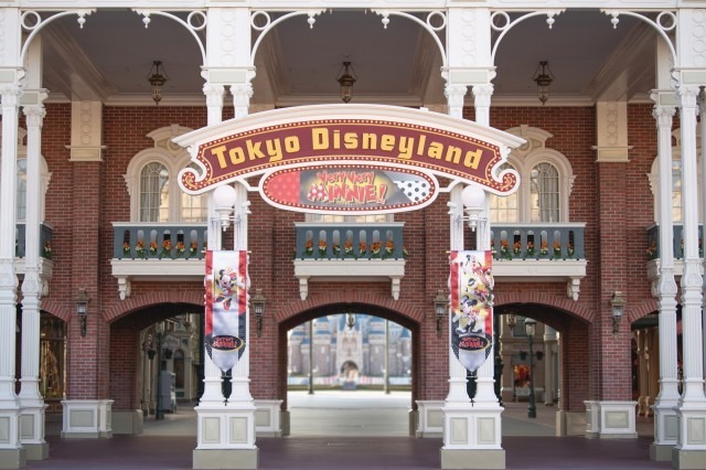 37周年を祝ってBIGが登場！(C) Disney