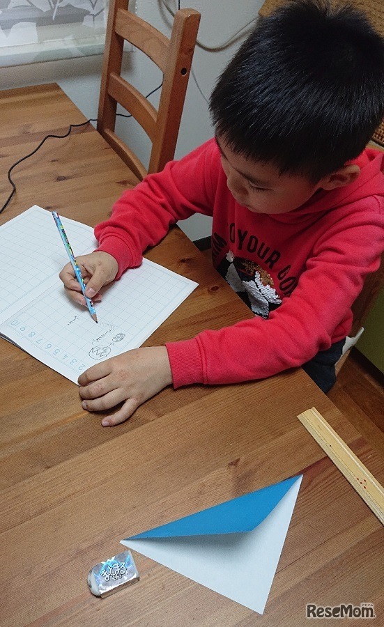 理科の実験で気づいたことをノートにまとめる