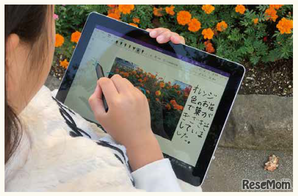 タッチパネルにデジタルペンで表現していく子どもたち