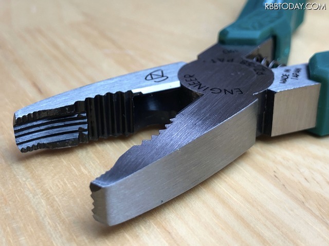 先端に深めの縦溝が刻まれている