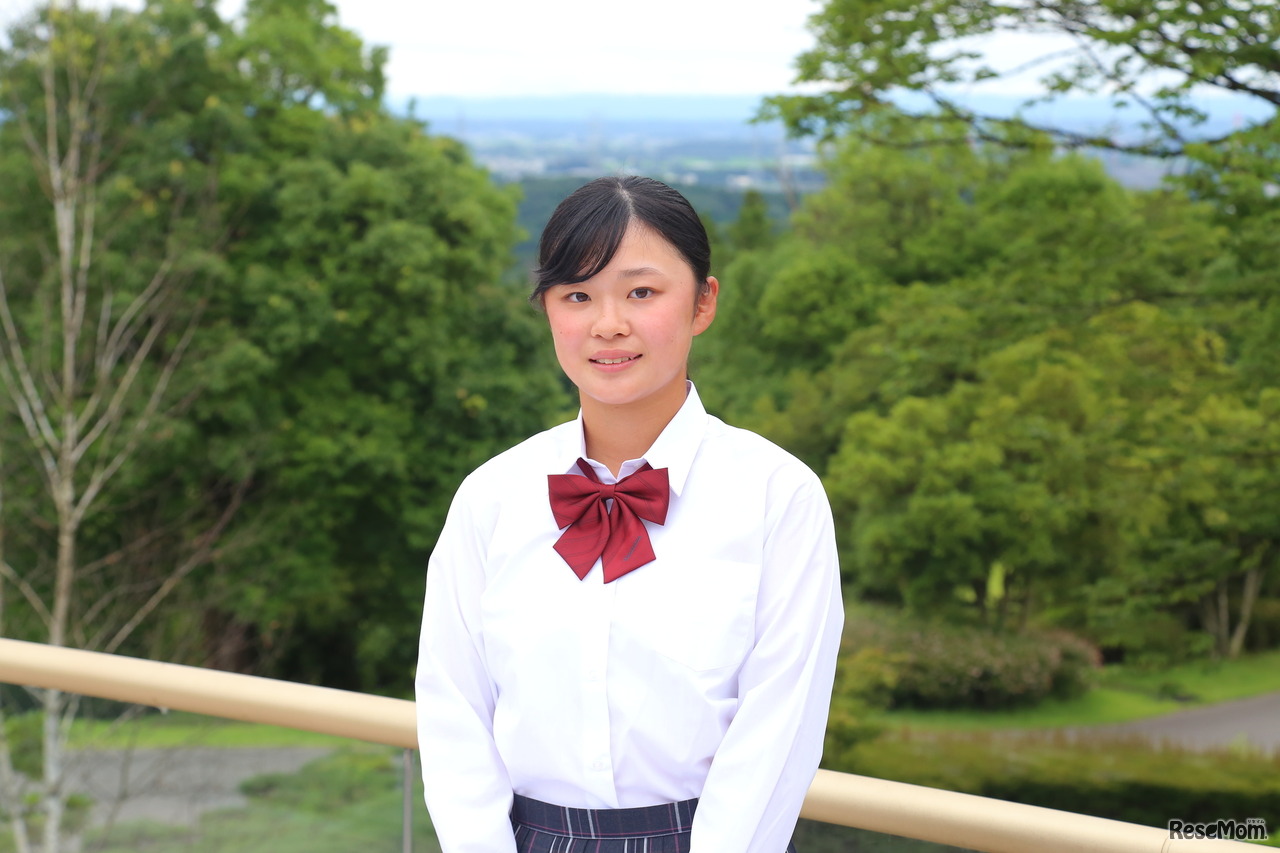 ルネサンス高校の制服で