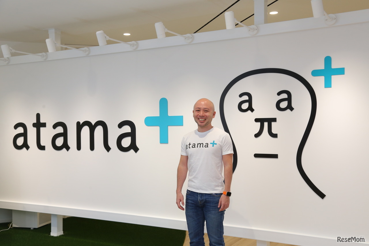 特徴的なロゴとatama plus稲田大輔氏