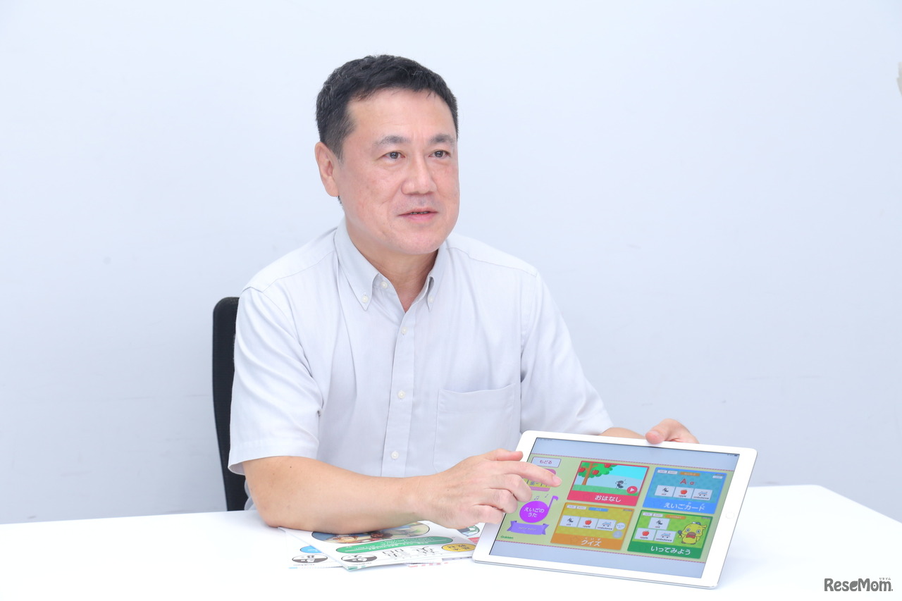デジタル教材を手に学研教室の英語の指導方法を語る船城氏