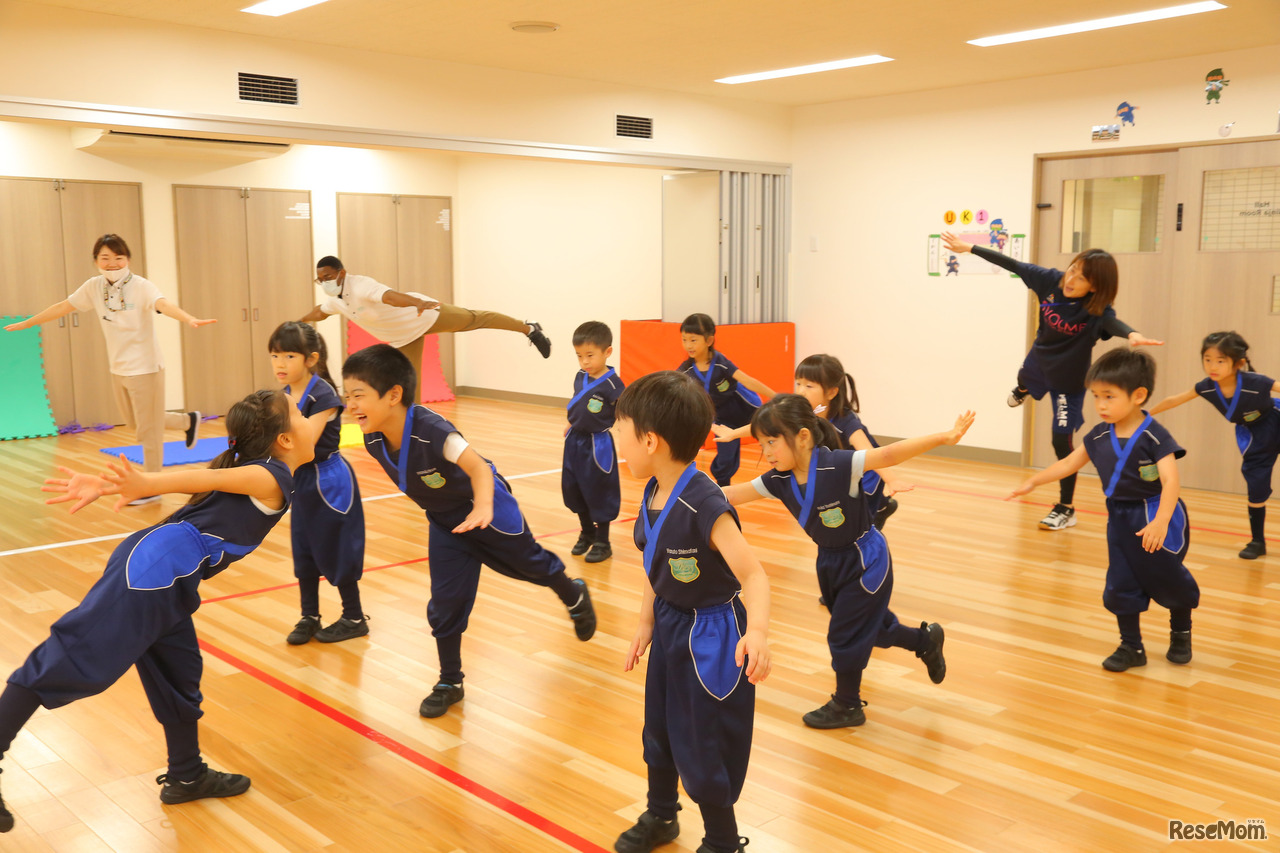 年長の運動プログラム「Ninja遊び」。担任のほか専任スタッフが指導する
