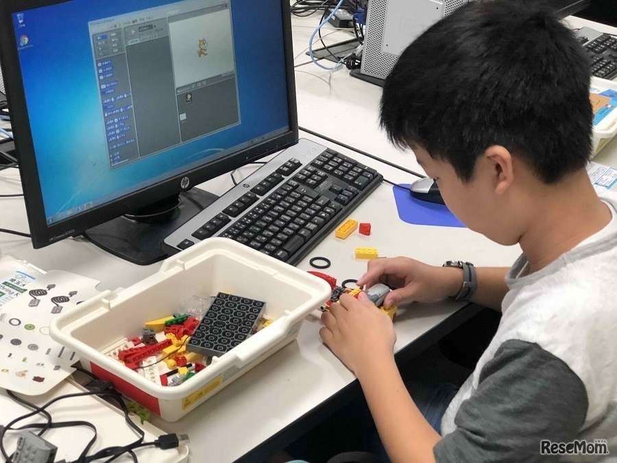 ブロックを使ってロボットを組み立てて動かす