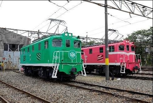 展示される電気機関車。
