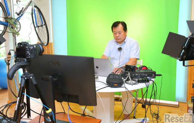 平井聡一郎氏のオンライン講演時のモニター活用例