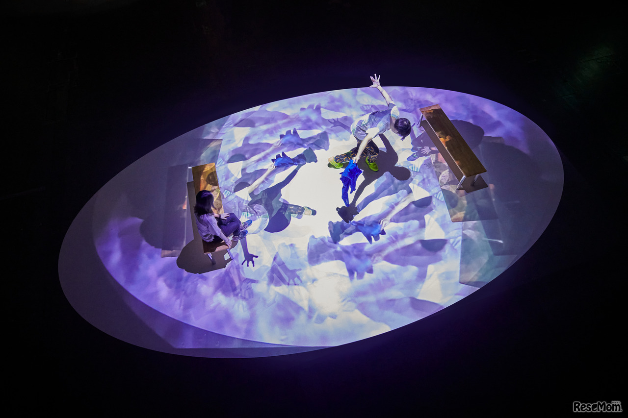 空間インスタレーション「ひらめきの庭」／はばたきの泉：水面に映る自分と向き合う