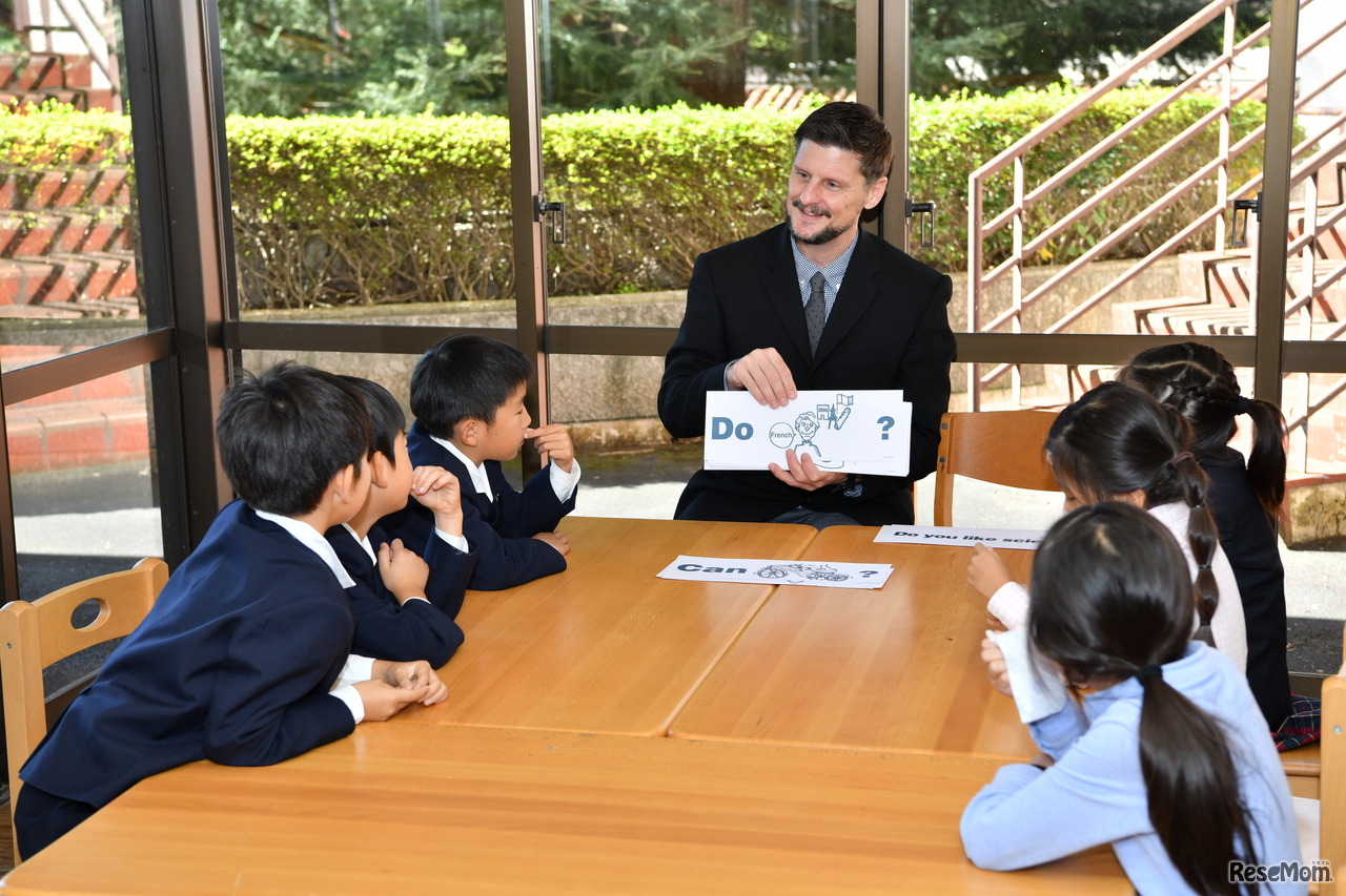 玉川学園小学部でのバイリンガル授業のようす