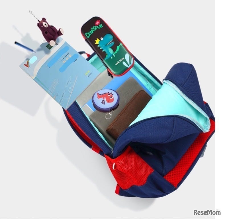 容量も多く、メインのチャックが大きく開くので、教科書などが入れやすい