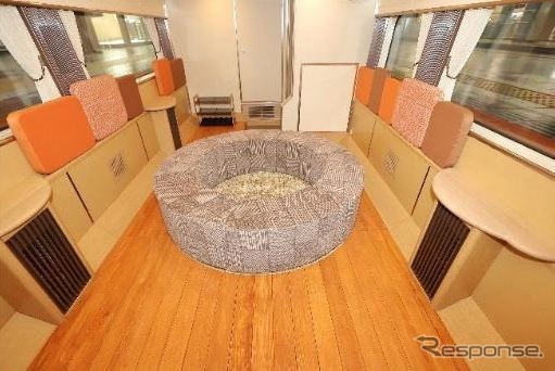 先頭車1階のフリースペース。1階はフローリングで靴を脱いで利用できる。