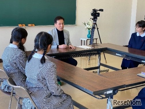 過去に行われた講演と座談会のようす