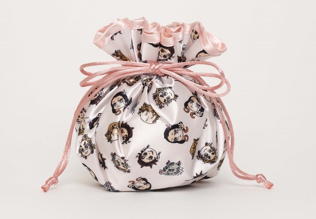 「『鬼滅の刃』アニメ劇場版公開記念集英社連合企画」ＭＡＱＵＩＡ12 月号「鬼滅の刃 巾着ポーチ」（C）吾峠呼世晴／集英社