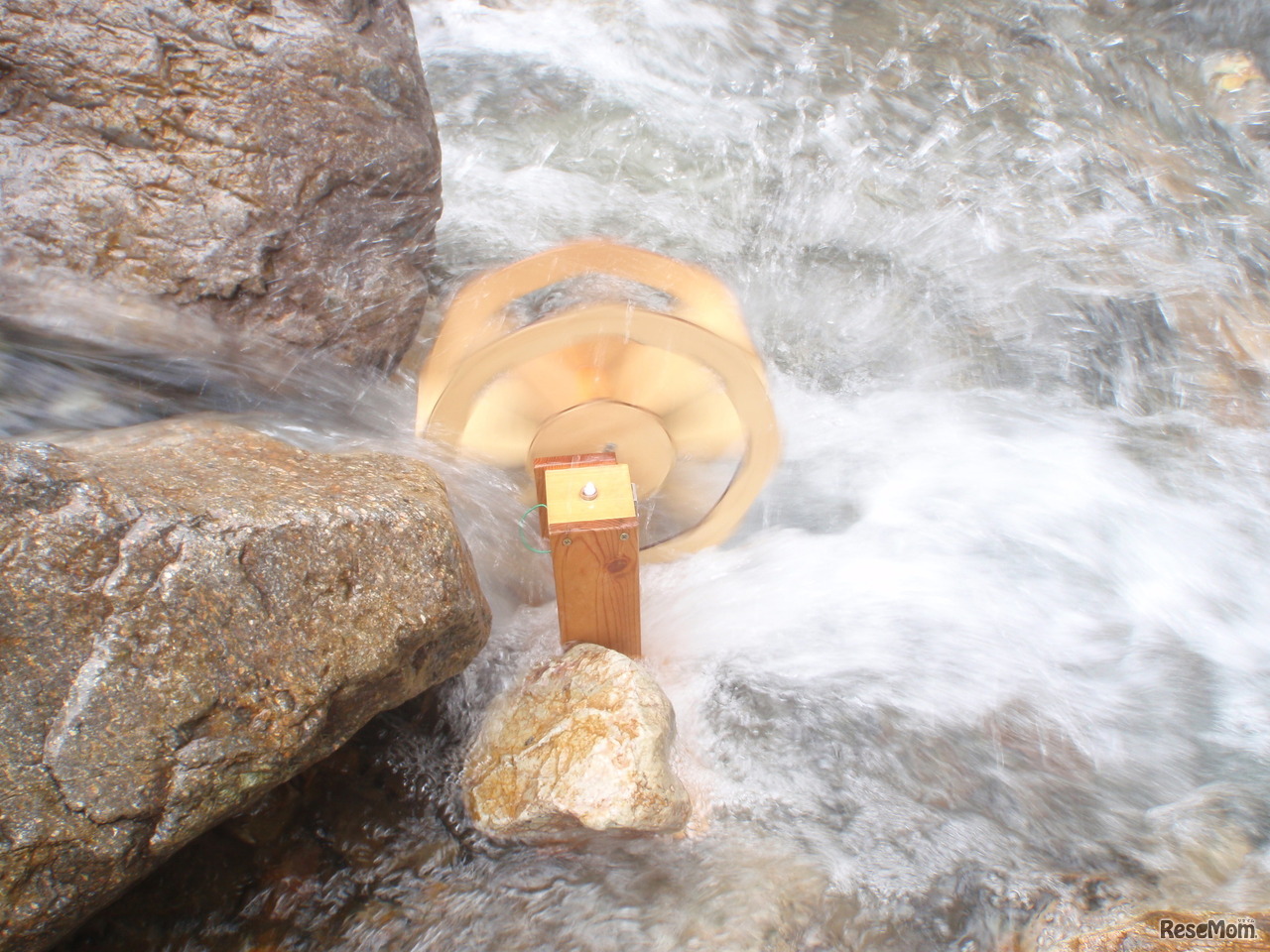 2011年「エコ×エネ体験ツアー水力編 御母衣 小学生親子ツアー」にて。川で水力発電の実験をしているようす。