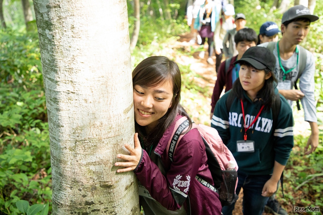 2018年「エコ×エネ体験ツアー水力編 奥只見 学生ツアー」にて。ブナの森を探索する大石さん