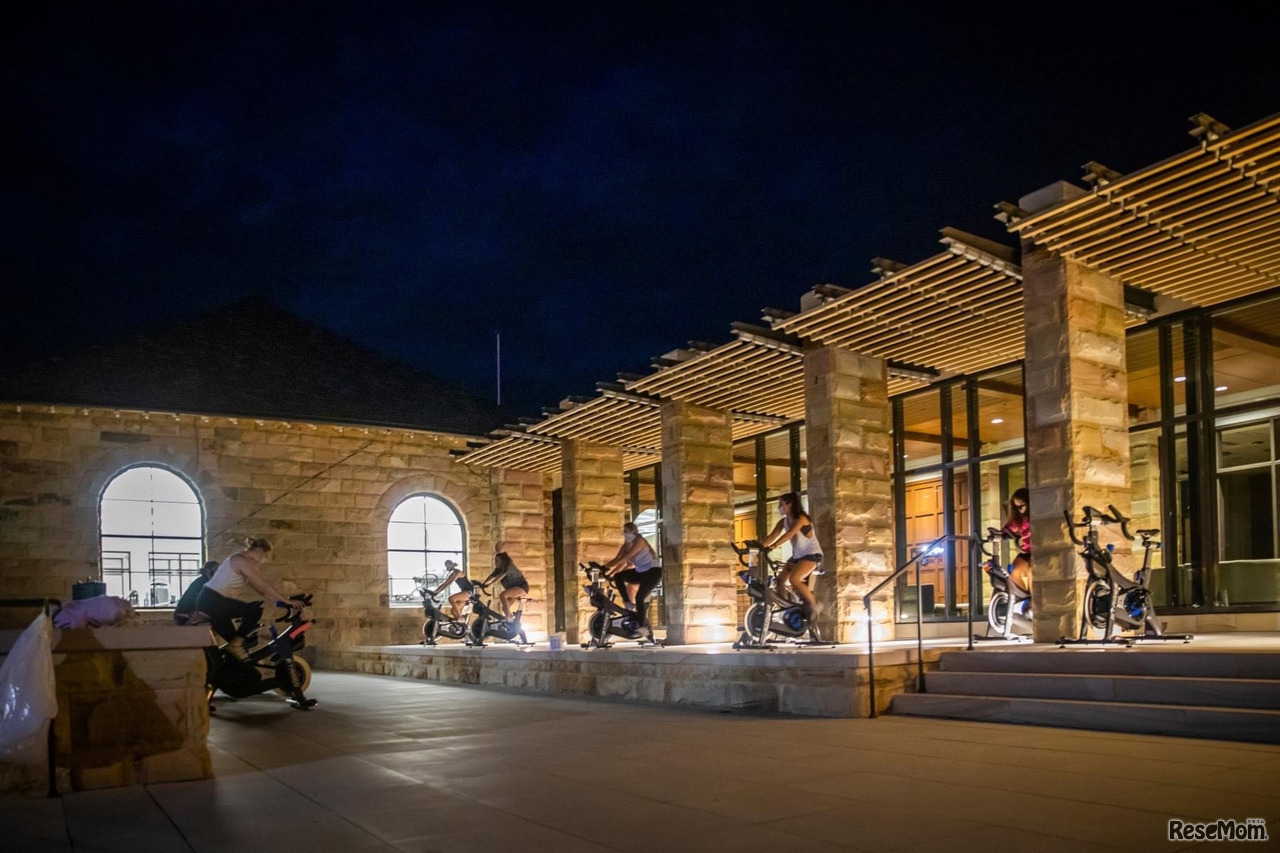 ジムも夜空の下で