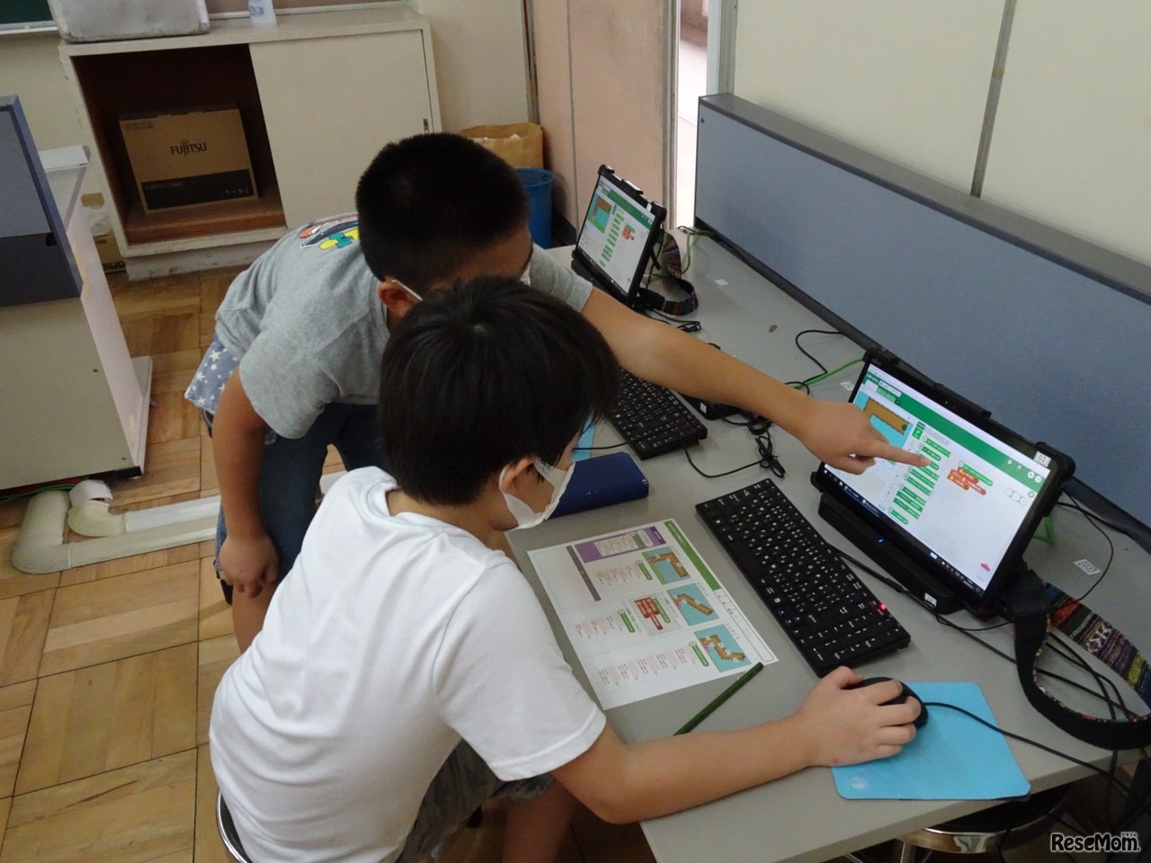 LINEみらい財団は2020年9月17日、東京都八王子市松が谷小学校にてプログラミング出前授業を行った